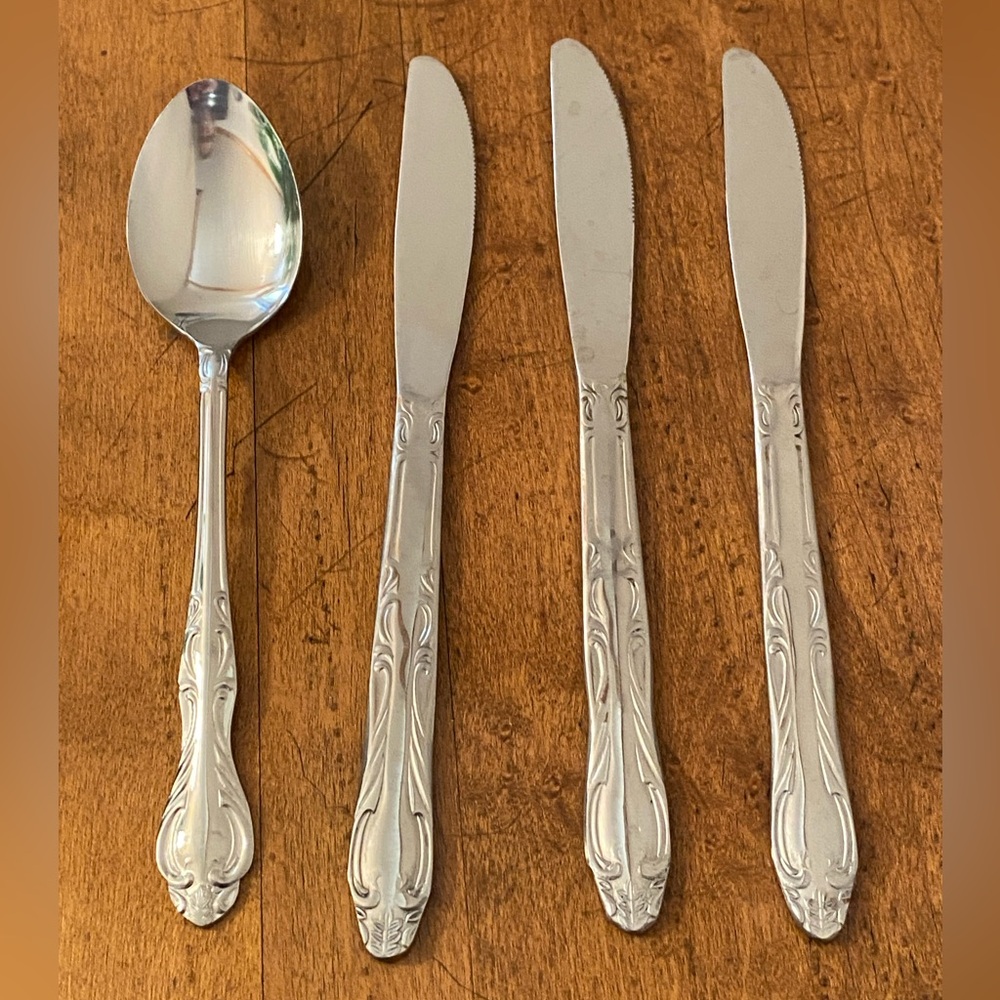 Victoria Stainless Steel Flatware Japan 3 Dinner Knives 1 Tablespoon